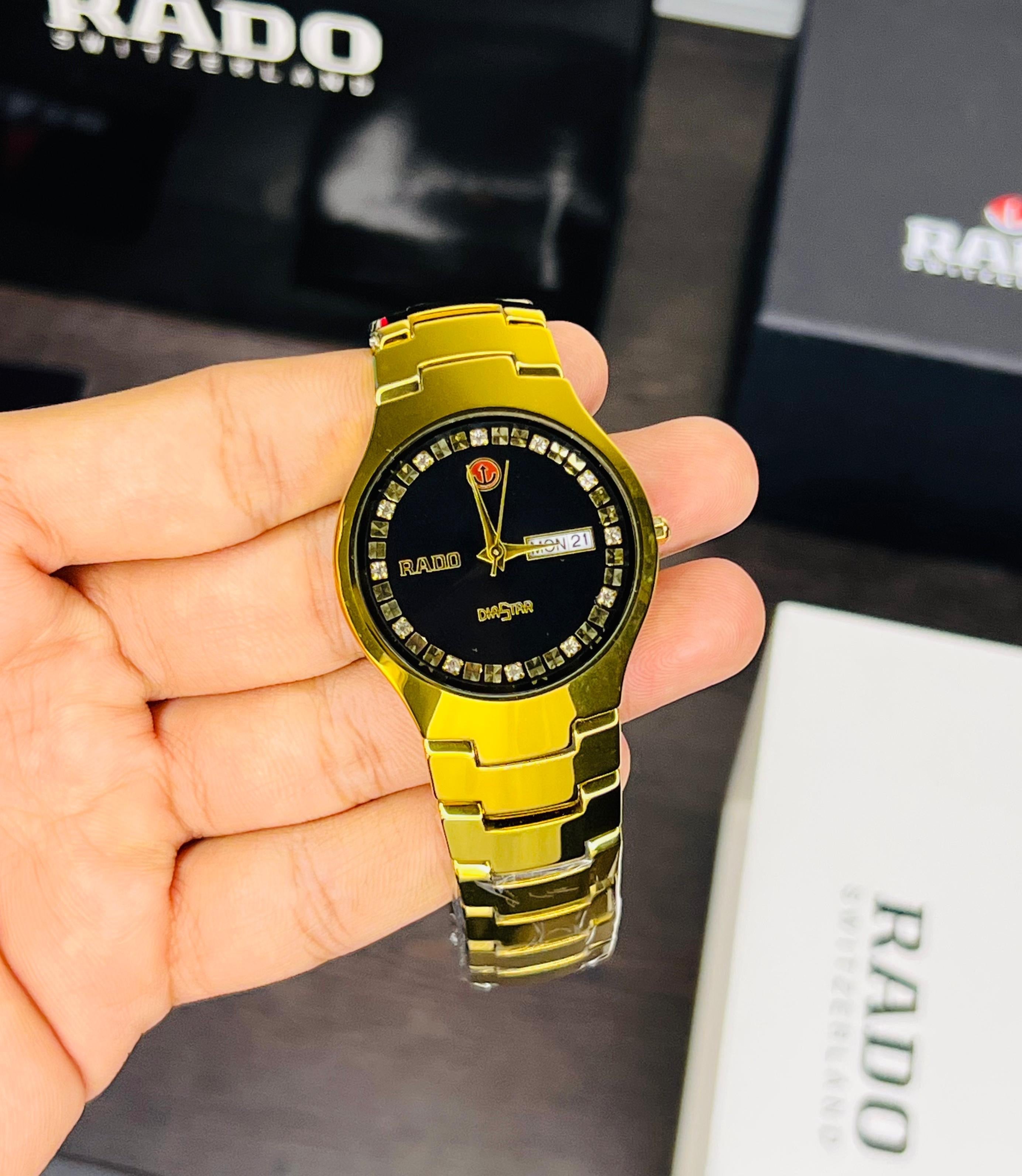 RADO DIASTAR ROUND WATCH A GOLD TONE BAND AND A BLACK DIAL ADORNED WITH STONE INDICES 😍😍💥💥