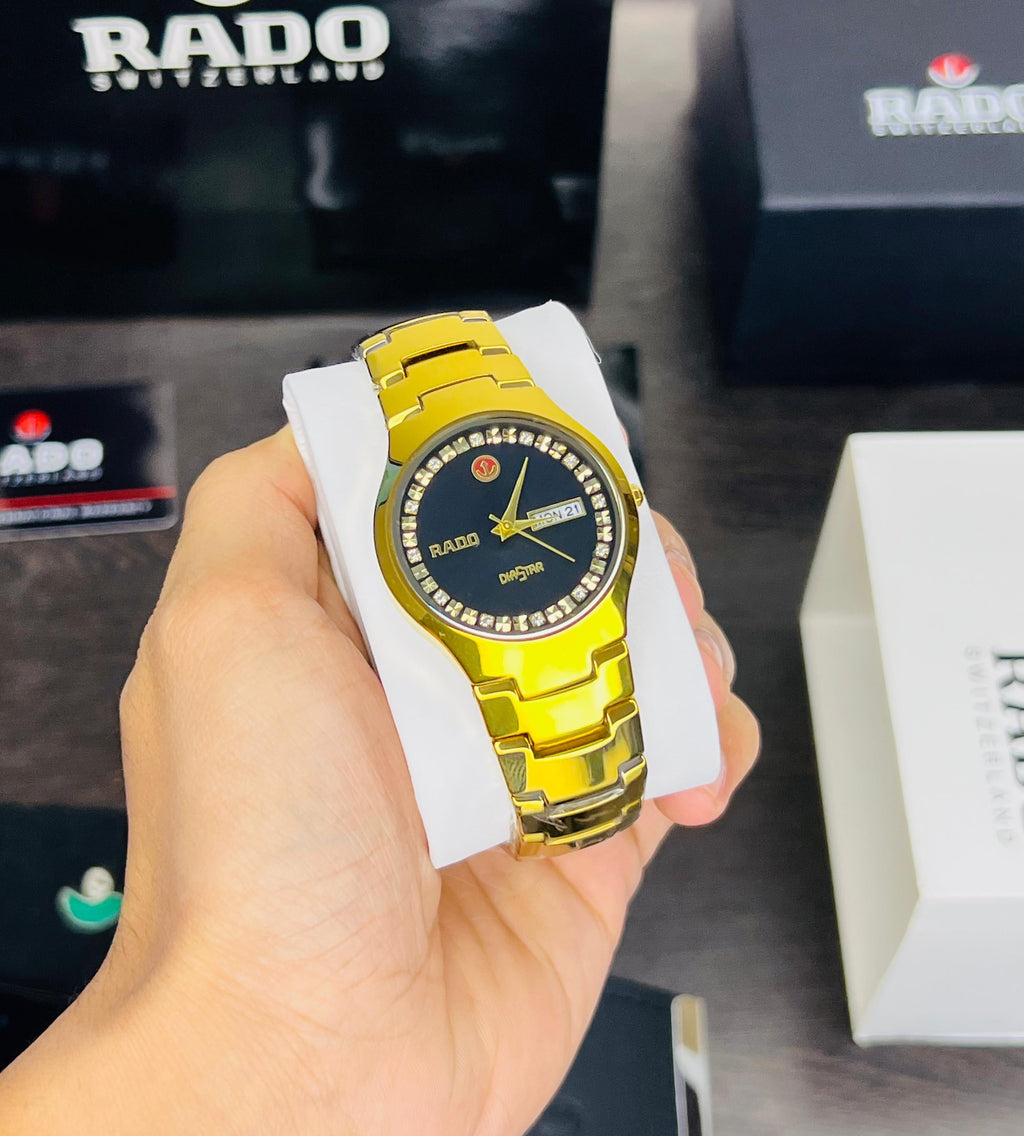 RADO DIASTAR ROUND WATCH A GOLD TONE BAND AND A BLACK DIAL ADORNED WITH STONE INDICES 😍😍💥💥