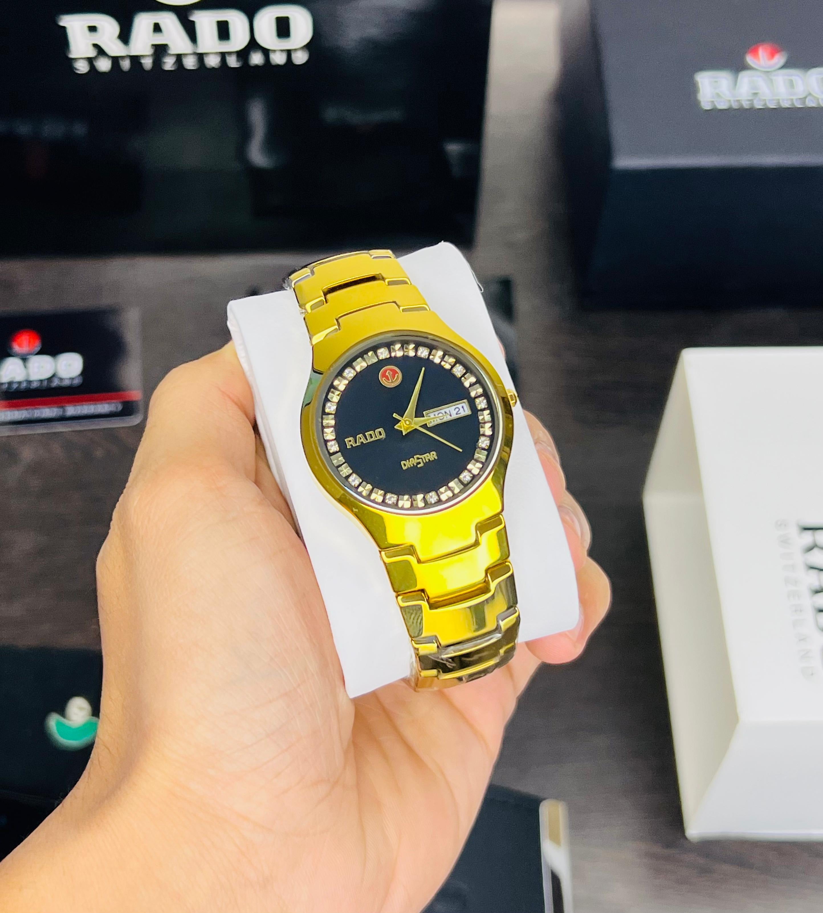 RADO DIASTAR ROUND WATCH A GOLD TONE BAND AND A BLACK DIAL ADORNED WITH STONE INDICES 😍😍💥💥