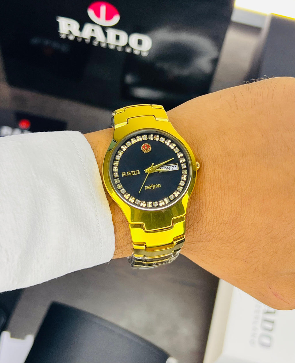 RADO DIASTAR ROUND WATCH A GOLD TONE BAND AND A BLACK DIAL ADORNED WITH STONE INDICES 😍😍💥💥