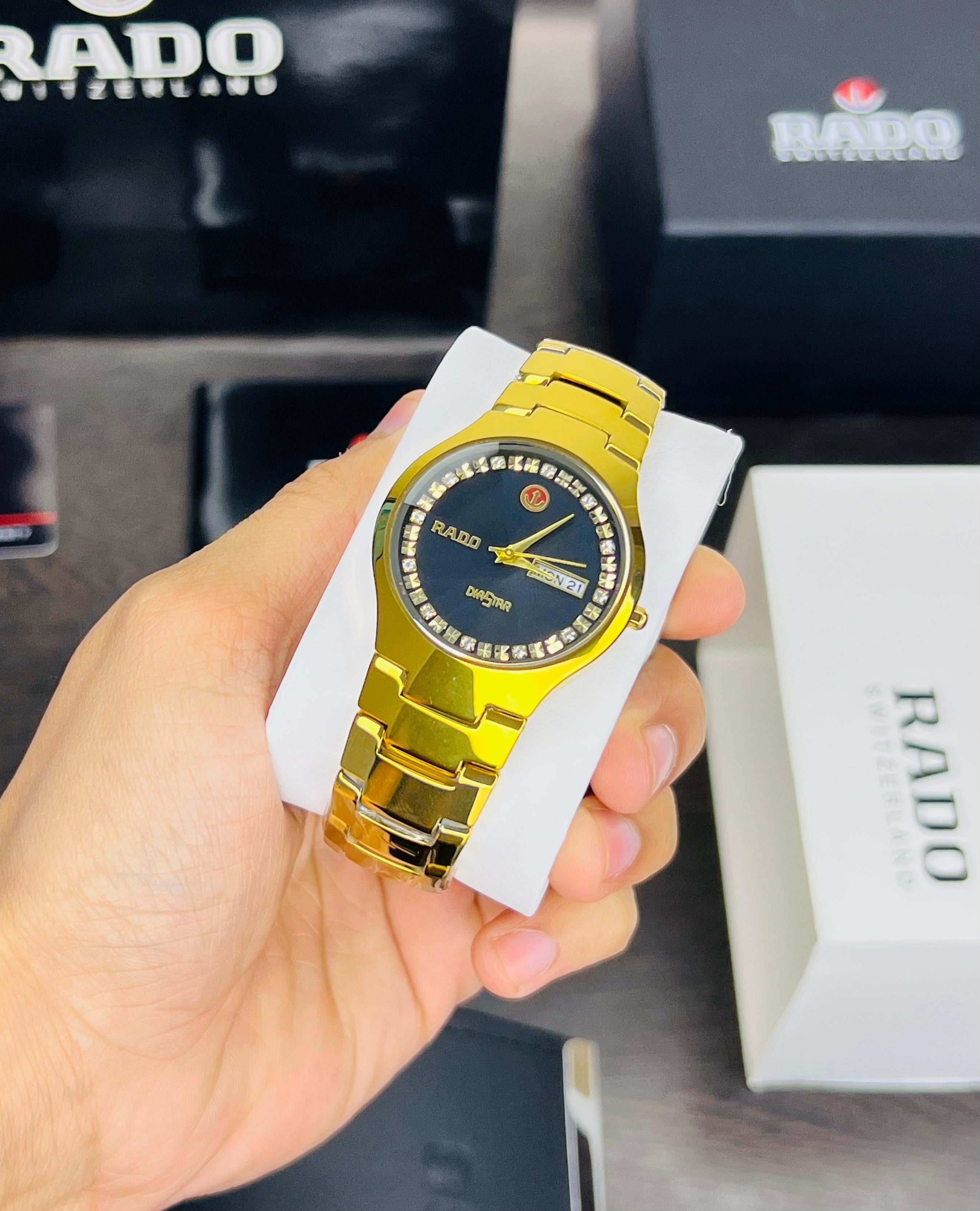 RADO DIASTAR ROUND WATCH A GOLD TONE BAND AND A BLACK DIAL ADORNED WITH STONE INDICES 😍😍💥💥