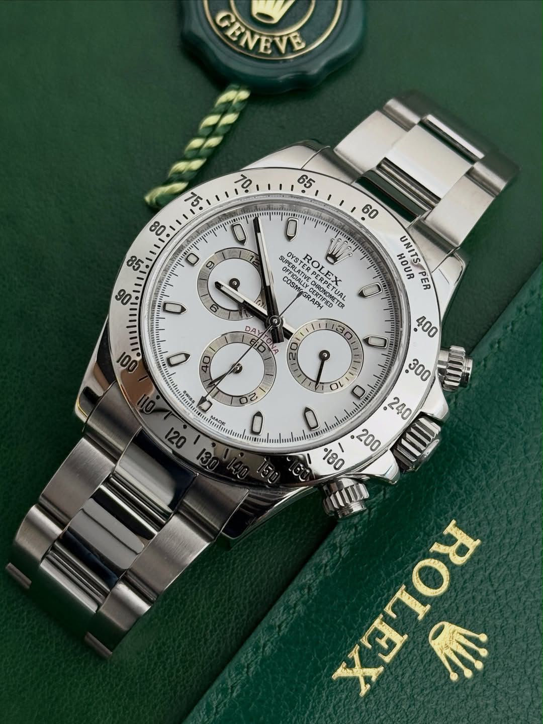 ROLEX COSMOGRAPH DAYTONA A WHITE DIAL AND A STAINLESS STEEL BRACELET AUTOMATIC WATCH