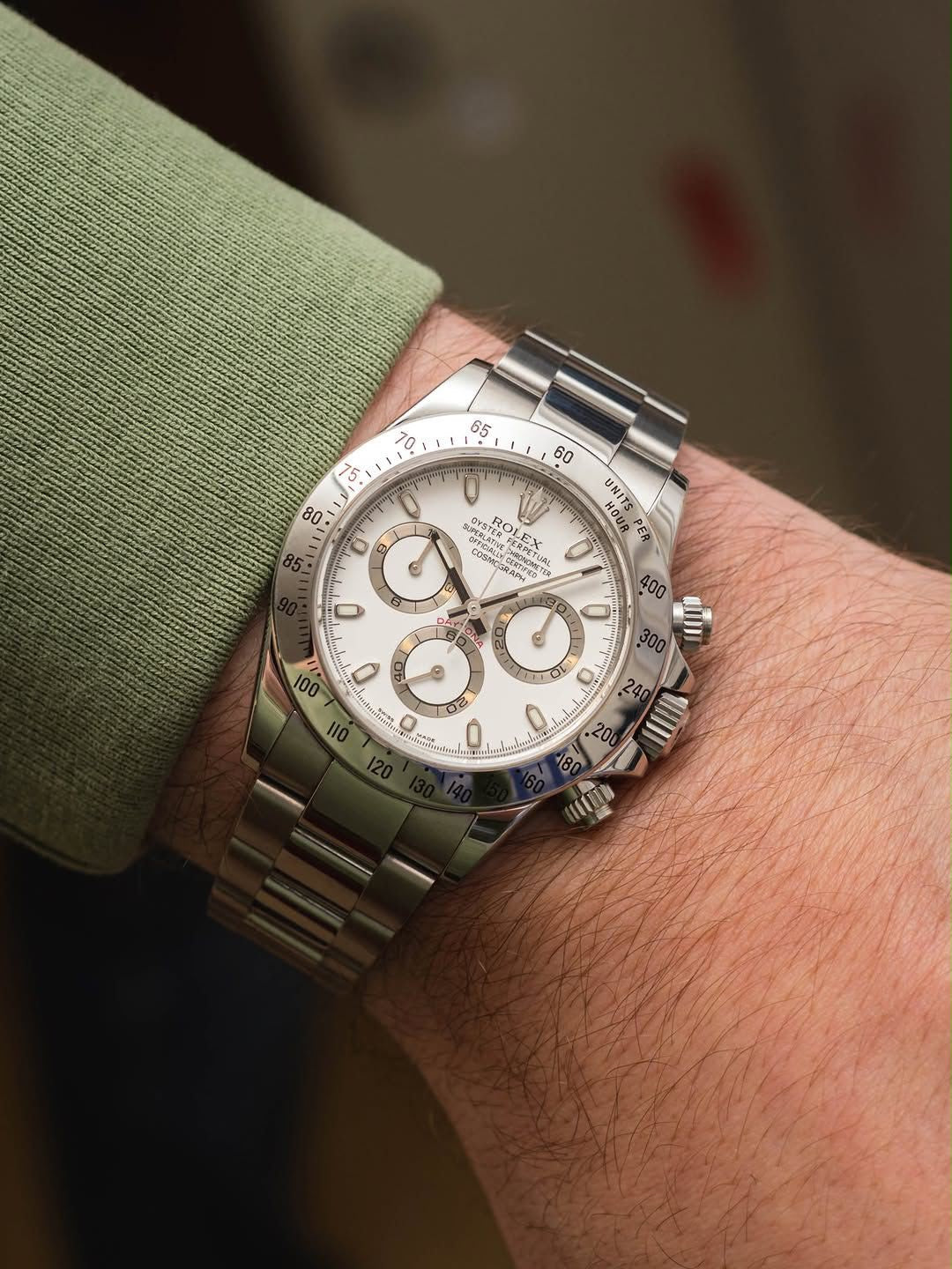 ROLEX COSMOGRAPH DAYTONA A WHITE DIAL AND A STAINLESS STEEL BRACELET AUTOMATIC WATCH