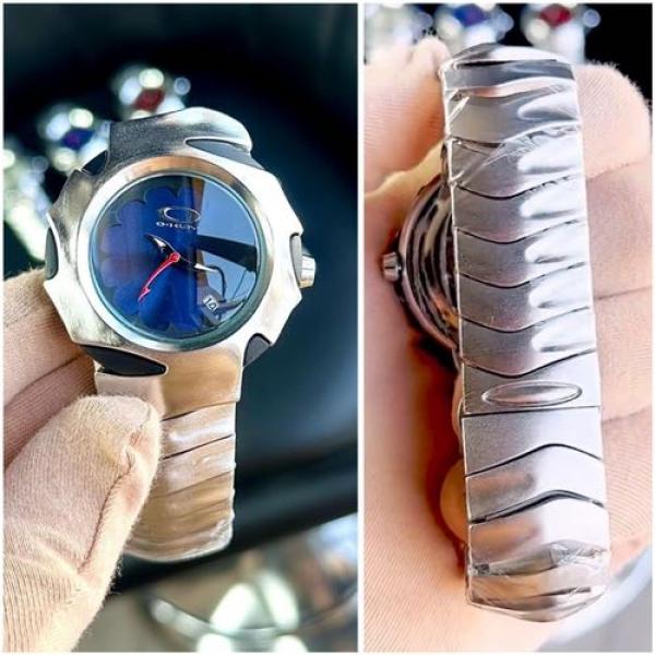 OAKLEY SILVER BLUE DATE WORKING METAL WATCH