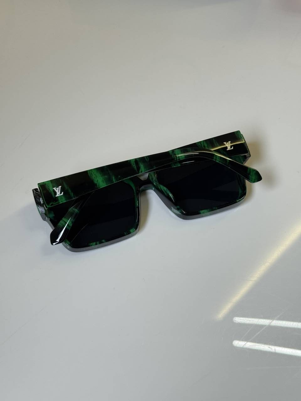 Louis_Vuitton_98360_Black_Green