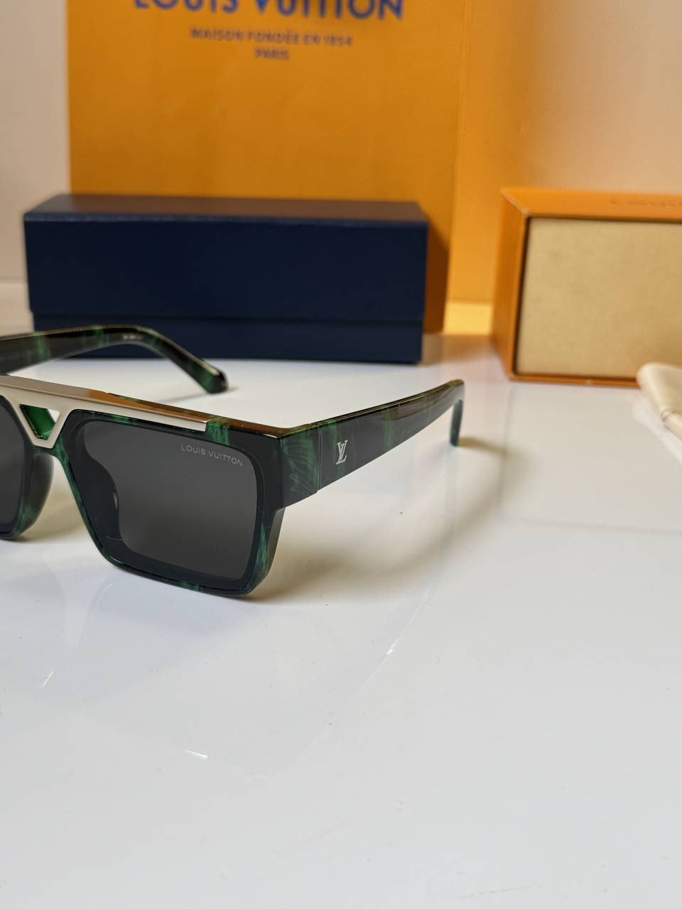 Louis_Vuitton_98360_Black_Green