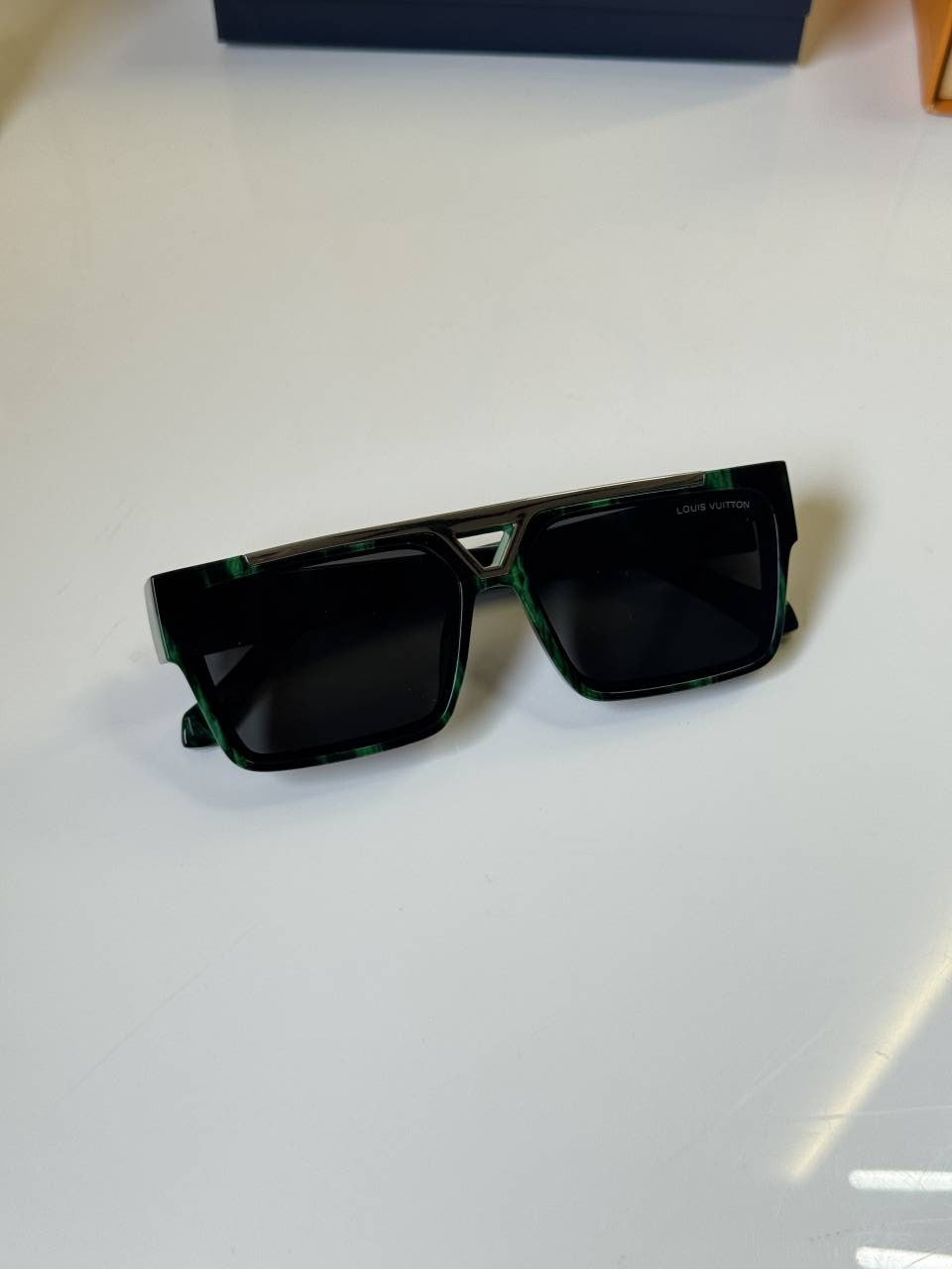 Louis_Vuitton_98360_Black_Green